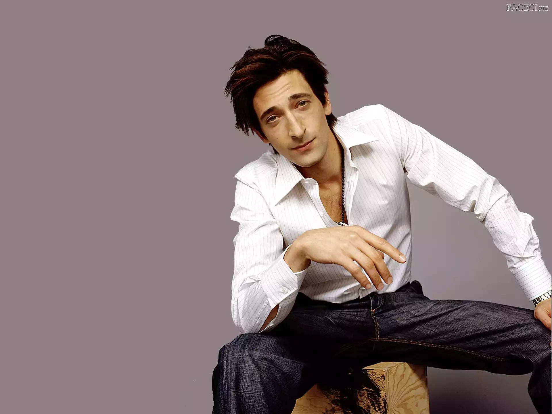 jeansy, Adrien Brody, koszula