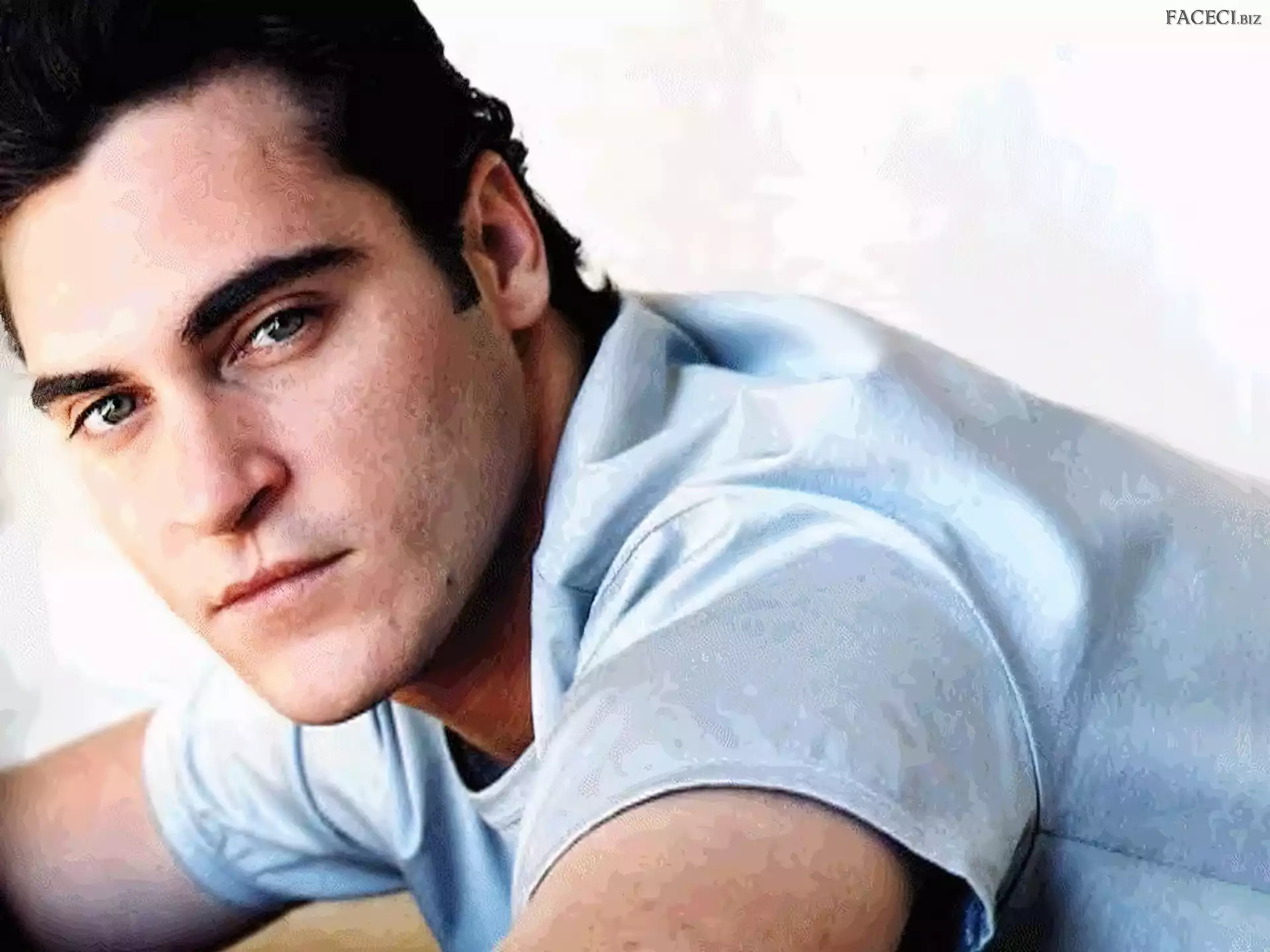 Joaquin Phoenix, jasna koszulka