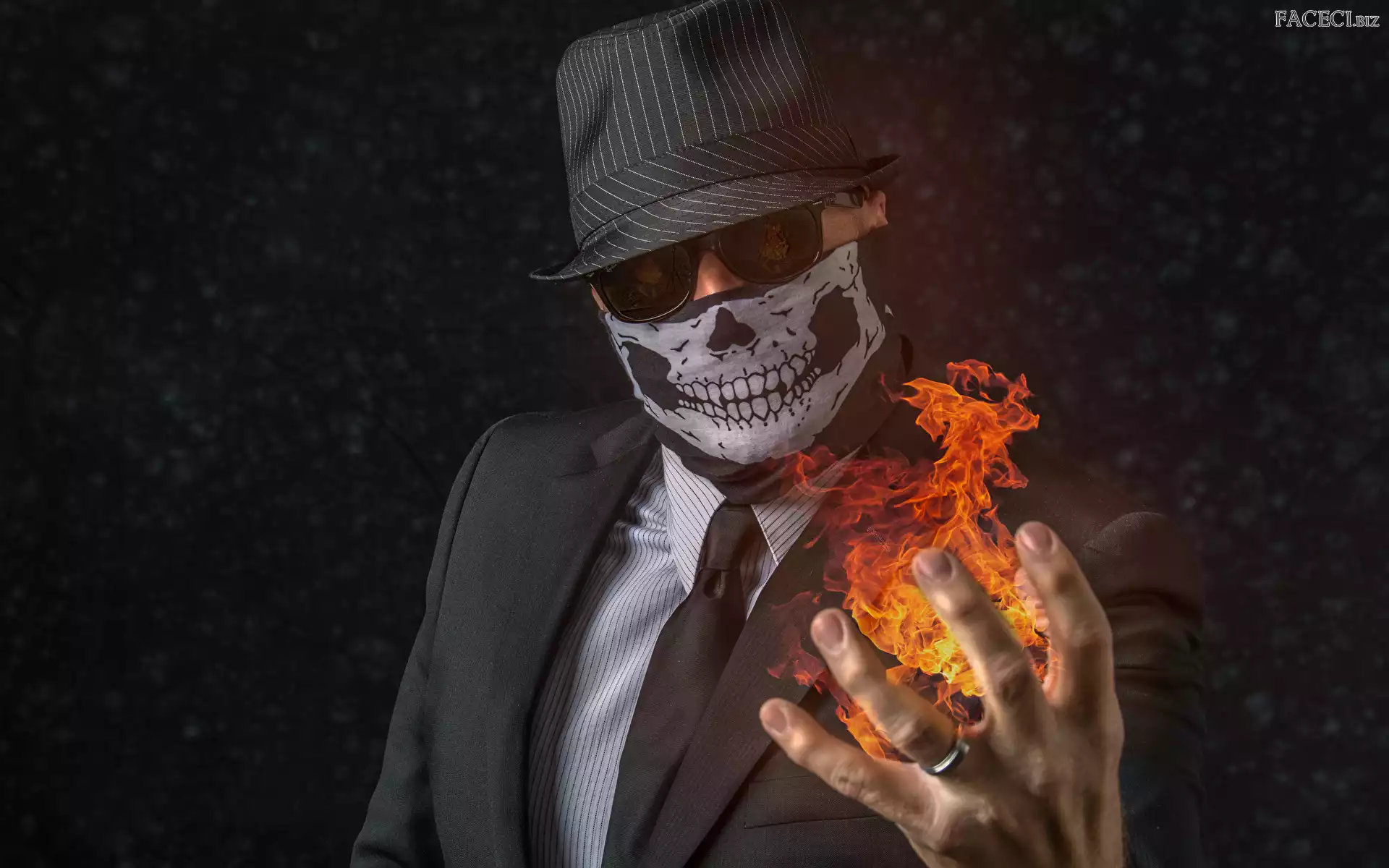 Ręka, Mężczyzna, Kapelusz, Maska, Czarne tło, Okulary, Ogień